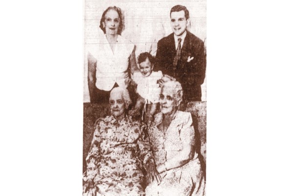 Cinco generaciones. Sentados, de izquierda a derecha, María Ossa de Amador y Elmira de Ehrman. De pie, Adela Jewett, su esposo Roberto Jewett, nieto de María Ossa, y la niña Janet Lee Jewett, bisnieta (The Charlotte Observer, 1 de marzo de 1948). Cinco generaciones. Sentados, de izquierda a derecha, María Ossa de Amador y Elmira de Ehrman. De pie, Adela Jewett, su esposo Roberto Jewett, nieto de María Ossa, y la niña Janet Lee Jewett, bisnieta (The Charlotte Observer, 1 de marzo de 1948).