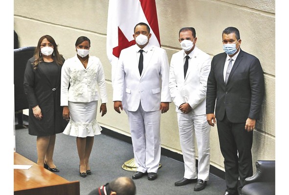 Castillero (c) junto a la primera vicepresidenta Cenobia Vargas y el segundo vicepresidente Tito Rodríguez. Castillero (c) junto a la primera vicepresidenta Cenobia Vargas y el segundo vicepresidente Tito Rodríguez.