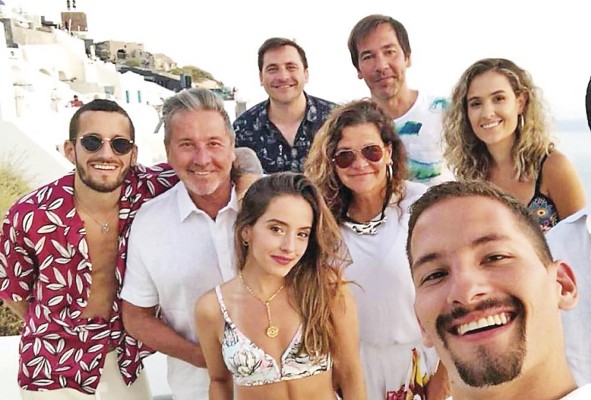La familia muestra parte de su convivencia La familia muestra parte de su convivencia