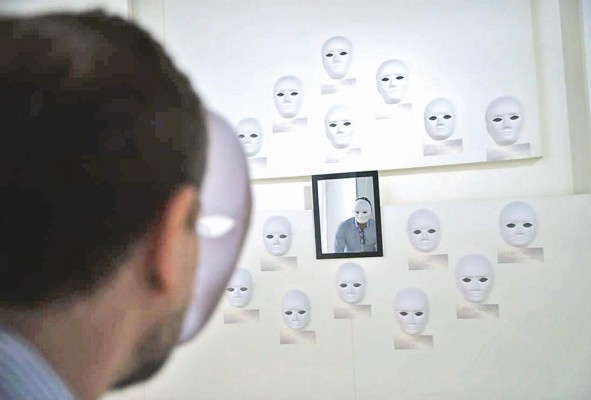 Las distintas obras dan una mirada a las vivencias y sentimientos de una persona con alzhéimer. Las distintas obras dan una mirada a las vivencias y sentimientos de una persona con alzhéimer.