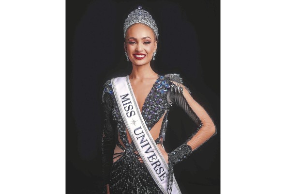 La estadounidense R'Bonney Gabriel posa para el retrato oficial tras ser coronada Miss Universo 2022. La estadounidense R'Bonney Gabriel posa para el retrato oficial tras ser coronada Miss Universo 2022.