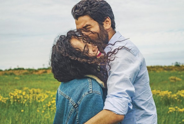 En la pareja, el beso estimula el fortalecimiento de los vínculos afectivos. En la pareja, el beso estimula el fortalecimiento de los vínculos afectivos.