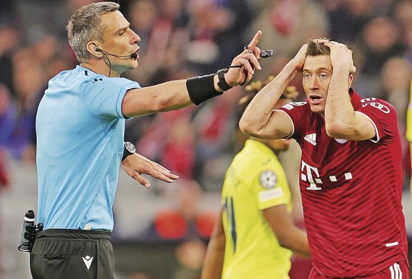 La histórica derrota del Bayern Múnich ante el Villarreal supone un espacio de dudas en cuanto al futuro del equipo. La histórica derrota del Bayern Múnich ante el Villarreal supone un espacio de dudas en cuanto al futuro del equipo.