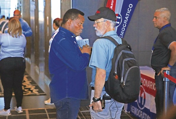 Los alcaldes Héctor Valdés Carrasquilla; de San Miguelito y José Luis Fábrega, del distrito de Panamá, lucían muy inquietos y preocupados antes de ser electos. Los alcaldes Héctor Valdés Carrasquilla; de San Miguelito y José Luis Fábrega, del distrito de Panamá, lucían muy inquietos y preocupados antes de ser electos.