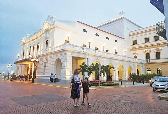 El Casco Antiguo cuenta con varios sitios culturales para el turismo como lo es el Teatro Nacional. El Casco Antiguo cuenta con varios sitios culturales para el turismo como lo es el Teatro Nacional.