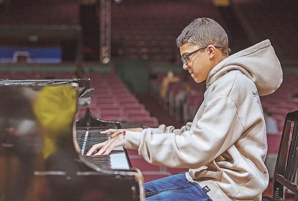 David García tocando una de las piezas del compositor Franz Liszt. David García tocando una de las piezas del compositor Franz Liszt.