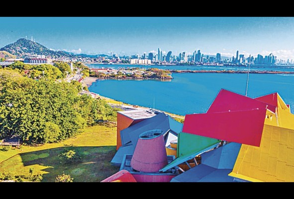 Vistas de la ciudad de Panamá y el Biomuseo, puntos clave para el entretenimiento y la ciencia. Vistas de la ciudad de Panamá y el Biomuseo, puntos clave para el entretenimiento y la ciencia.