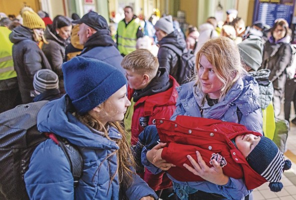 La invasión de Rusia a Ucrania ha disparado una de las mayores crisis humanitarias de la historia moderna. La invasión de Rusia a Ucrania ha disparado una de las mayores crisis humanitarias de la historia moderna.