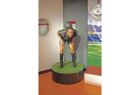 Representación de Ronaldinho en el Museo de Cera Madame Tussauds, en Ámsterdam, Países Bajos, realizando su célebre control del balón conocido como 'espaldinha'. Representación de Ronaldinho en el Museo de Cera Madame Tussauds, en Ámsterdam, Países Bajos, realizando su célebre control del balón conocido como 'espaldinha'.
