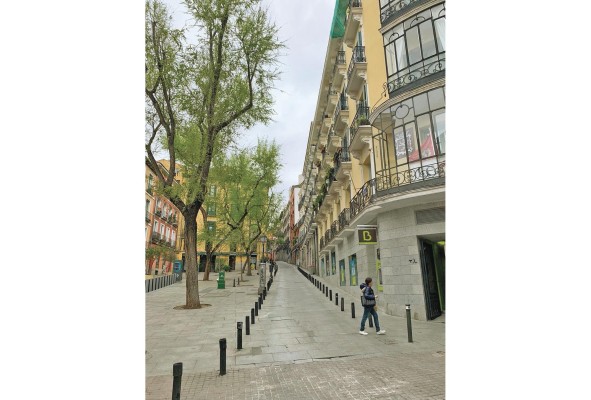 En su tránsito por las calles, las personas no se miran a los ojos, hay temor. Muchas utilizan tapabocas y guantes. En su tránsito por las calles, las personas no se miran a los ojos, hay temor. Muchas utilizan tapabocas y guantes.