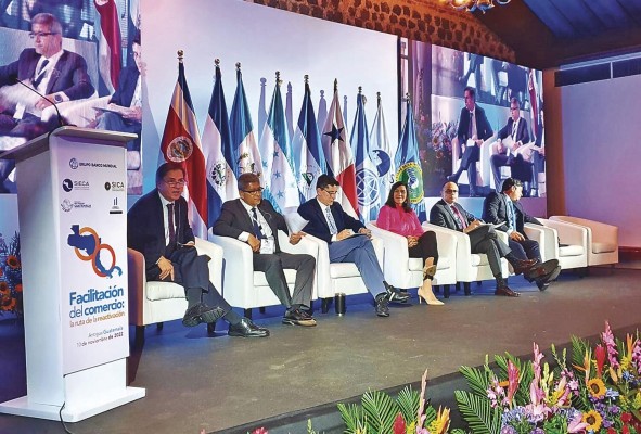 Conferencia con autoridades de economía de la región centroamericana durante el cierre del evento 'Facilitación del comercio: la ruta de la reactivación'. Conferencia con autoridades de economía de la región centroamericana durante el cierre del evento 'Facilitación del comercio: la ruta de la reactivación'.