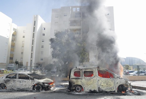 Vehículos quemados en la ciudad israelí de Ashkelon tras lanzamientos de cohetes desde Gaza. Vehículos quemados en la ciudad israelí de Ashkelon tras lanzamientos de cohetes desde Gaza.