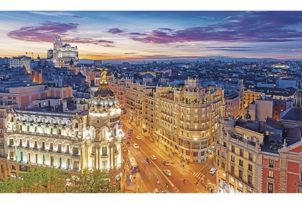 Vista panorámica de Madrid, España, de noche: donde se encuentran Gran Vía y Alcalá Street Vista panorámica de Madrid, España, de noche: donde se encuentran Gran Vía y Alcalá Street