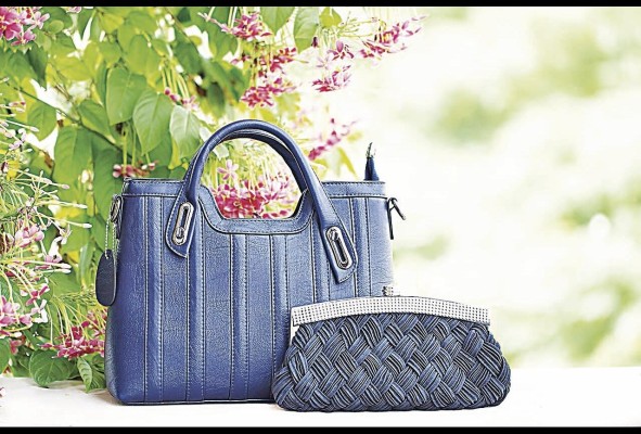 El bolso o cartera debe sujetarse con la mano izquierda, independientemente de la ocasión. El bolso o cartera debe sujetarse con la mano izquierda, independientemente de la ocasión.