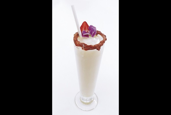 Horchata, a base de arroz con leche condesada y evaporada con especiasparfrait de crema batida y leche condensada con granola y frutos rojos Horchata, a base de arroz con leche condesada y evaporada con especiasparfrait de crema batida y leche condensada con granola y frutos rojos