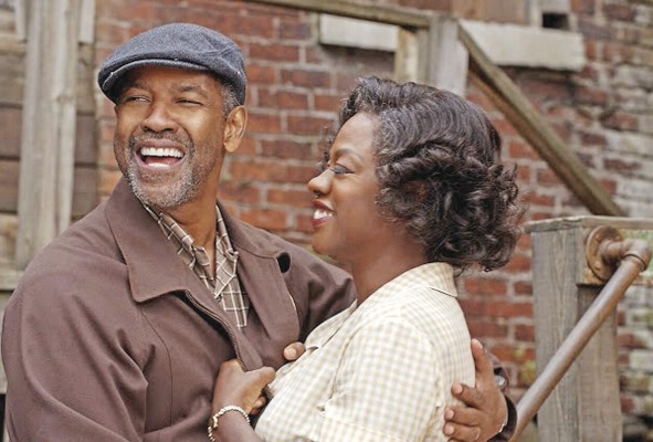 'Fences' fue retratada para la pantalla grande en 2016, recibiendo aplausos de la crítica así como su precedente en el teatro. 'Fences' fue retratada para la pantalla grande en 2016, recibiendo aplausos de la crítica así como su precedente en el teatro.