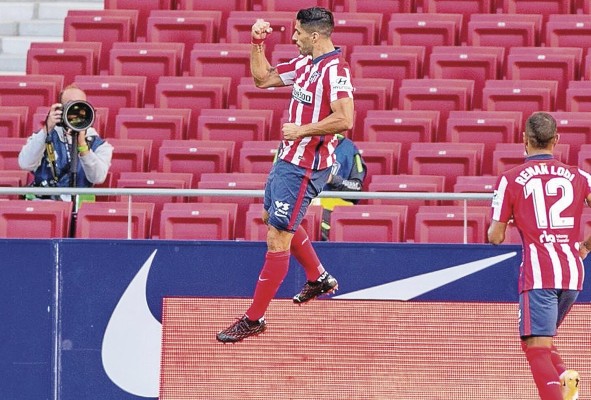 Suárez festeja su gol ante el Granada durante el partido de la tercera jornada de Liga que disputaron en el estadio Wanda Metropolitano, en Madrid. Suárez festeja su gol ante el Granada durante el partido de la tercera jornada de Liga que disputaron en el estadio Wanda Metropolitano, en Madrid.