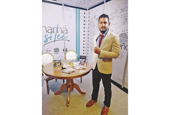 El panameño Joel Ramírez escribió la trilogía 'La gran batalla de los dioses'. El panameño Joel Ramírez escribió la trilogía 'La gran batalla de los dioses'.