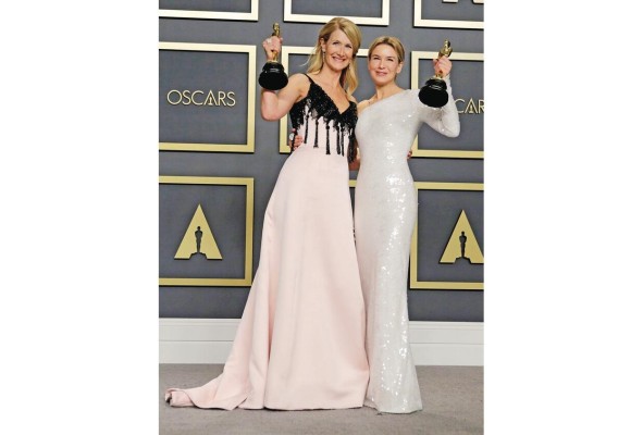 Laura Dern y Renée Zellweger, representantes femeninas de los Óscar. Laura Dern y Renée Zellweger, representantes femeninas de los Óscar.