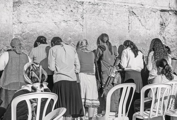 Mujeres rezando en su sitio asignado en el Muro de los lamentos, Israel Mujeres rezando en su sitio asignado en el Muro de los lamentos, Israel