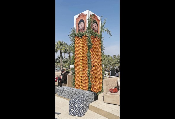 La torre “Buyuksaat”, replicada con naranjas. La torre “Buyuksaat”, replicada con naranjas.