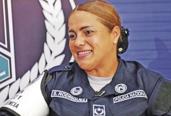 Sariabeth Rodríguez Ejecutiva encargada del Servicio de Niñez y Adolescencia de la Policía Nacional. No hay reto imposible de superar para ella. También piensa que todo lo que sucede, bueno o malo, es una oportunidad para aprender. “Como mujeres policía somos muy valiosas. Hacemos lo mismo que los hombres, siempre sabiendo que somos femeninas, y tenemos un espacio”. Sariabeth Rodríguez Ejecutiva encargada del Servicio de Niñez y Adolescencia de la Policía Nacional. No hay reto imposible de superar para ella. También piensa que todo lo que sucede, bueno o malo, es una oportunidad para aprender. “Como mujeres policía somos muy valiosas. Hacemos lo mismo que los hombres, siempre sabiendo que somos femeninas, y tenemos un espacio”.