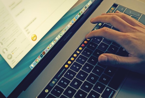 Esta práctica se hace a través del servicio de WhatsApp al teléfono móvil de otra persona. Esta práctica se hace a través del servicio de WhatsApp al teléfono móvil de otra persona.