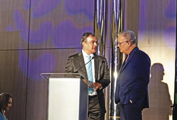 Julio Javier Justiniani, titular de la SMV, frente a Xavier Serbiá, analista financiero Julio Javier Justiniani, titular de la SMV, frente a Xavier Serbiá, analista financiero