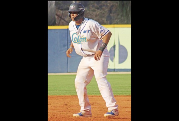 El receptor Víctor Moscote considera una ventaja de su equipo colonense la velocidad y habilidad de los jugadores durante los partidos. El receptor Víctor Moscote considera una ventaja de su equipo colonense la velocidad y habilidad de los jugadores durante los partidos.