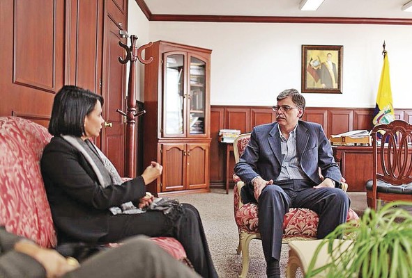Encuentro entre el vicecanciller Kintto Lucas y Nadya Vásquez cuando fungió como representante de la Unicef en el Ecuador, 2011. Encuentro entre el vicecanciller Kintto Lucas y Nadya Vásquez cuando fungió como representante de la Unicef en el Ecuador, 2011.