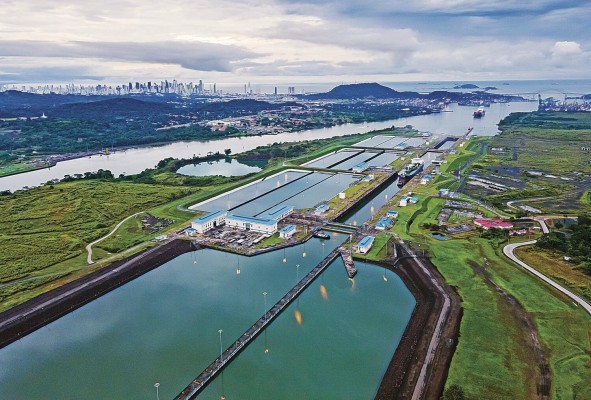 En Panamá solemos abastecernos de fuentes de agua superficial como el lago Gatún. En Panamá solemos abastecernos de fuentes de agua superficial como el lago Gatún.