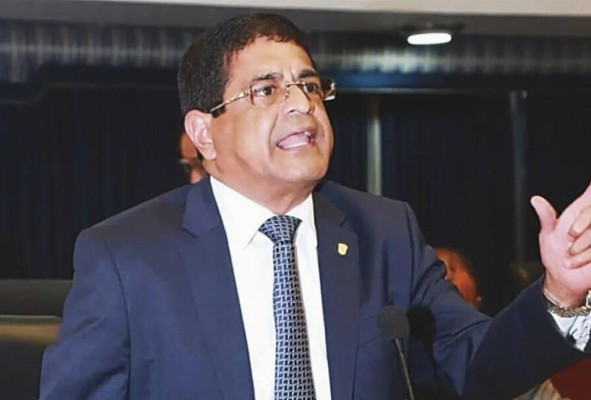 Diputado Bernardino González González, expulsado por traición del Partido Panameñista. Diputado Bernardino González González, expulsado por traición del Partido Panameñista.
