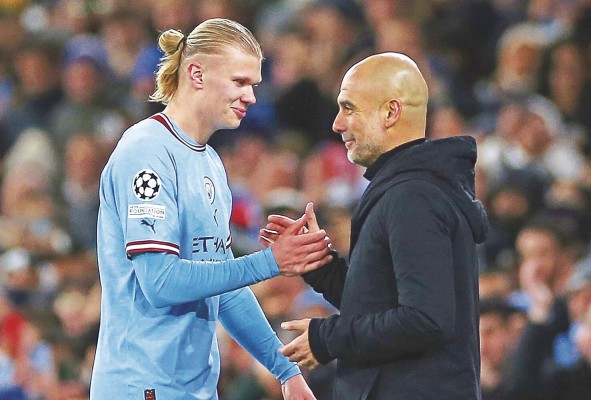 Erling Haaland (i.) y Pep Guardiola (d.) durante un partido de la UEFA Champions League. Erling Haaland (i.) y Pep Guardiola (d.) durante un partido de la UEFA Champions League.