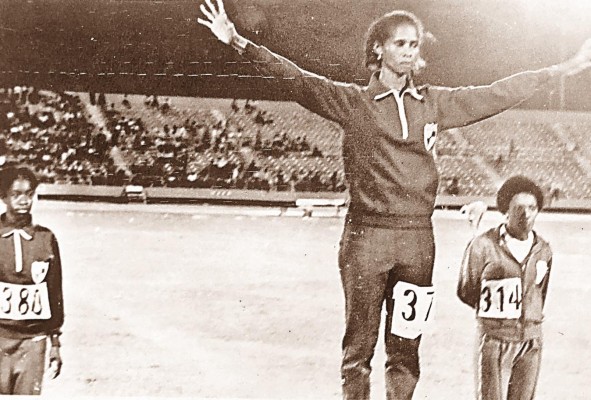 Abadía ganó en forma individual las pruebas de los 400 y 800 metros de los juegos Bolivarianos, realizados en Panamá en 1973. Abadía ganó en forma individual las pruebas de los 400 y 800 metros de los juegos Bolivarianos, realizados en Panamá en 1973.