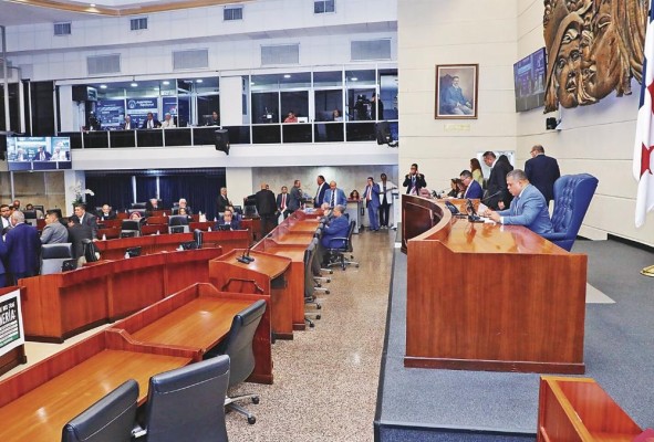 El presidente de la Asamblea, Jaime Vargas, cerró la sesión extraordinaria convocada por dos días. El presidente de la Asamblea, Jaime Vargas, cerró la sesión extraordinaria convocada por dos días.
