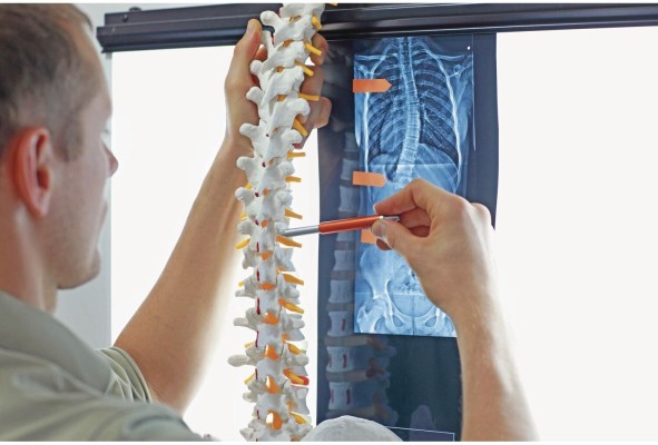 Una mala postura al estar sentado favorece la desviación vertebral. Una mala postura al estar sentado favorece la desviación vertebral.