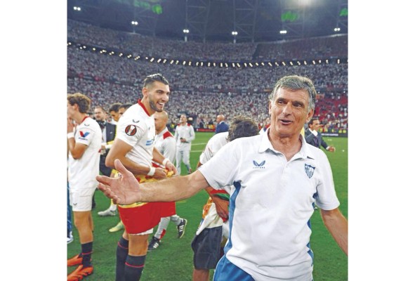 Directo y sencillo, se granjeó la amistad y el reconocimiento del camerino. Obtuvo en su gestión el balance positivo de 8 victorias, 6 empates y 3 derrotas. Directo y sencillo, se granjeó la amistad y el reconocimiento del camerino. Obtuvo en su gestión el balance positivo de 8 victorias, 6 empates y 3 derrotas.