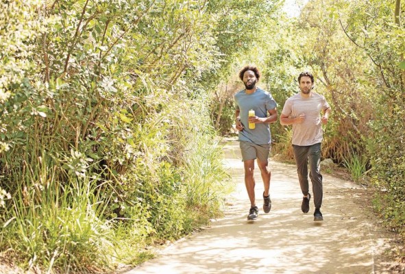Adoptar un estilo de vida activo y saludable ayuda a mantener la salud del corazón. Adoptar un estilo de vida activo y saludable ayuda a mantener la salud del corazón.