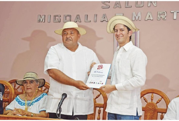 Trinidad D´omínguez, abanderada del desfile; Iván Eskildsen, ministro de turismo hace entrega del plan de contingencia para el desfile. Trinidad D´omínguez, abanderada del desfile; Iván Eskildsen, ministro de turismo hace entrega del plan de contingencia para el desfile.