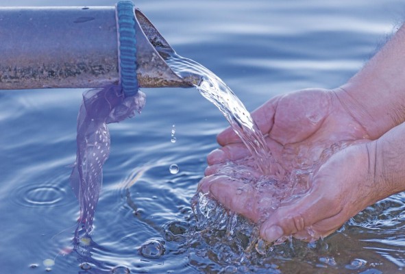 El agua está vinculada a las crisis del cambio climático, al suministro y los precios de la energía y los alimentos, y a los mercados financieros con problemas. El agua está vinculada a las crisis del cambio climático, al suministro y los precios de la energía y los alimentos, y a los mercados financieros con problemas.