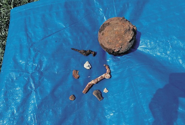 Una bala de cañón, restos de vajilla y clavos son algunos de los hallazgos. Una bala de cañón, restos de vajilla y clavos son algunos de los hallazgos.