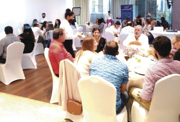 Fundación Marviva realizó una presentación sobre la guía semáforo, herramienta para conocer el nivel de presión que hay sobre las diversas especies de peces. Fundación Marviva realizó una presentación sobre la guía semáforo, herramienta para conocer el nivel de presión que hay sobre las diversas especies de peces.