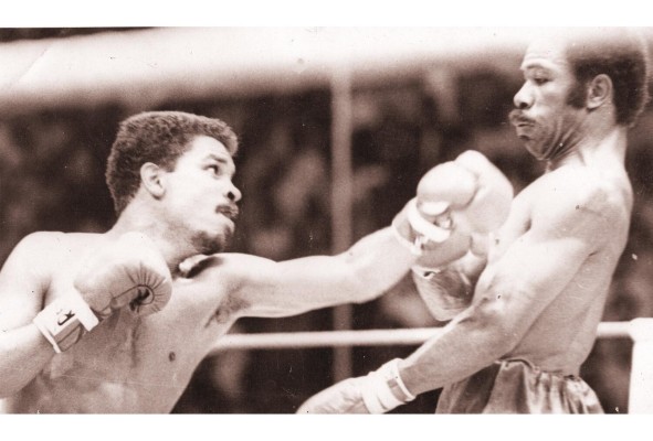 Los panameños Jorge Luján (Izq.) y Eusebio Pedroza se enfrentaron en 1985 por el título pluma, que retuvo el segundo por decisión de los jueces. Los panameños Jorge Luján (Izq.) y Eusebio Pedroza se enfrentaron en 1985 por el título pluma, que retuvo el segundo por decisión de los jueces.