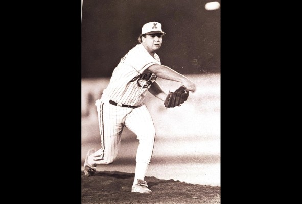 González hizo 78 lanzamientos, 57 de ellos 'strikes', ponchó a 17 contrarios y boleó a Francisco Barahona. González hizo 78 lanzamientos, 57 de ellos 'strikes', ponchó a 17 contrarios y boleó a Francisco Barahona.