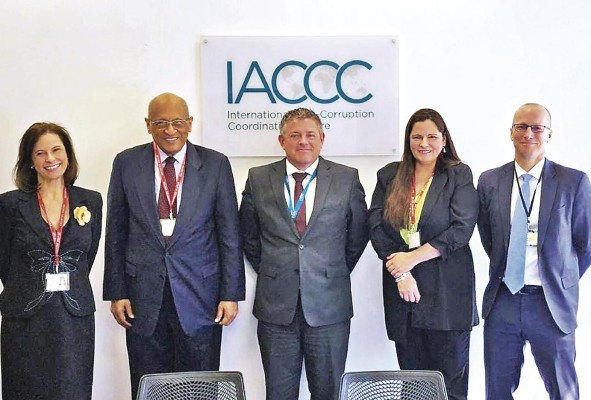 El ministro del MEF, segundo de izq. a der., junto a miembros asociados del Iaccc. El ministro del MEF, segundo de izq. a der., junto a miembros asociados del Iaccc.