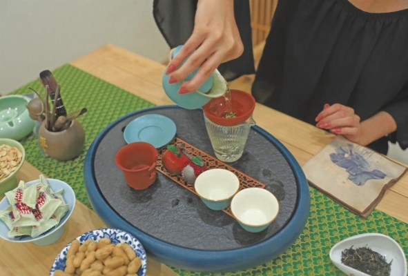El gaiwan se toma con una sola mano para vertir el té. El gaiwan se toma con una sola mano para vertir el té.