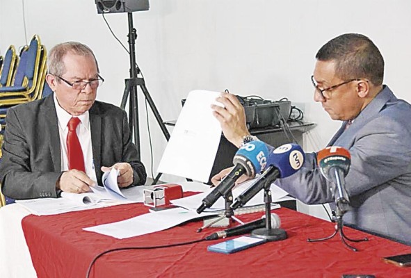El actual fiscal del PRD, Roy Torres recibe de manos del ex fiscal, Víctor 'Chachi' de Gracia una denuncia contra Martín Torrijos en la que se solicita su expulsión del partido. El actual fiscal del PRD, Roy Torres recibe de manos del ex fiscal, Víctor 'Chachi' de Gracia una denuncia contra Martín Torrijos en la que se solicita su expulsión del partido.