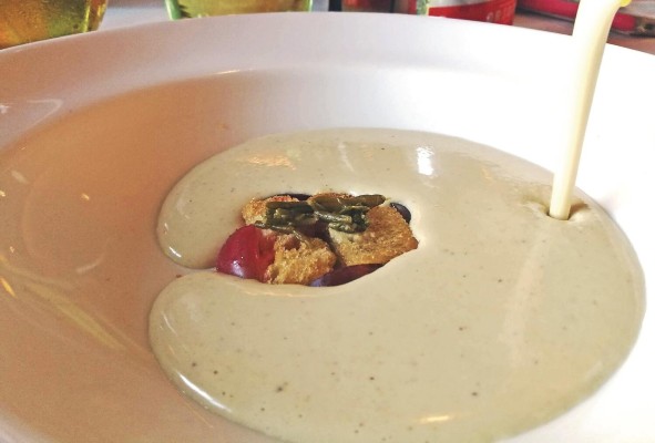 Ajoblanco de pistachos, uvas y tostones Ajoblanco de pistachos, uvas y tostones