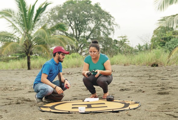 Se entrenó a miembros de la Fundación Agua y Tierra en el manejo de drones. Se entrenó a miembros de la Fundación Agua y Tierra en el manejo de drones.