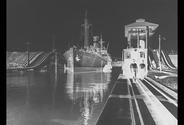 La Zona del Canal surge como resultado de la firma del tratado Hay-Bunau Varilla en 1903, a través del cual “se le otorgaba a perpetuidad a Estados Unidos una franja de 10 millas de ancho a ambos lados del Canal”. La Zona del Canal surge como resultado de la firma del tratado Hay-Bunau Varilla en 1903, a través del cual “se le otorgaba a perpetuidad a Estados Unidos una franja de 10 millas de ancho a ambos lados del Canal”.